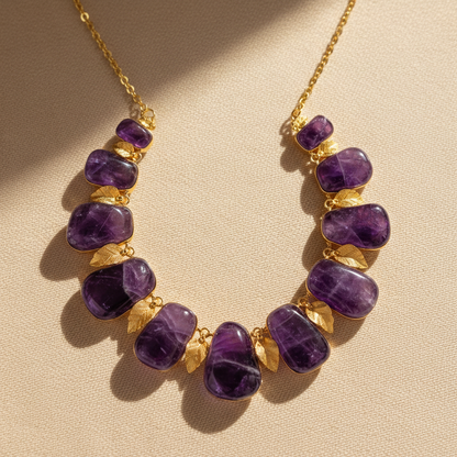 Elegancki naszyjnik z ametystu na beżowym tle